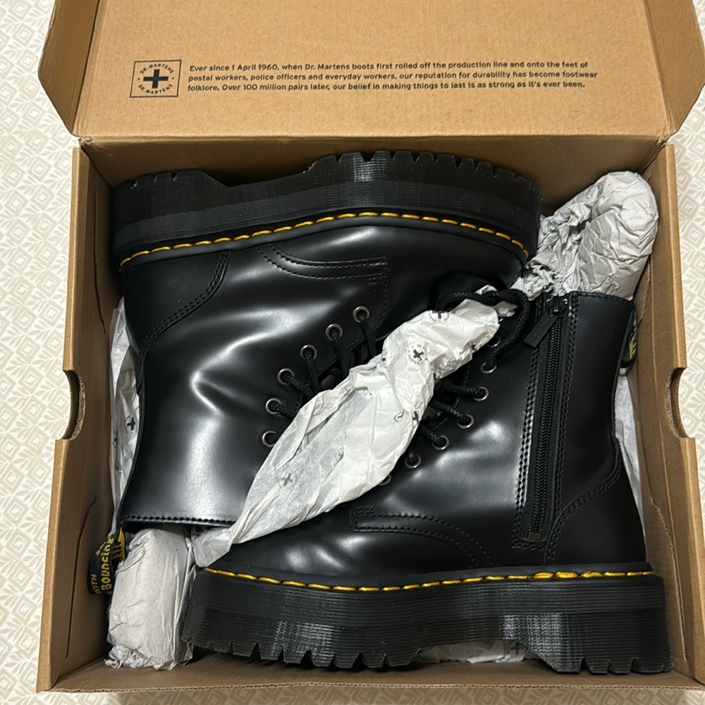 NWOB Dr. Martens Jadon smooth leather platforms size 6 women.
